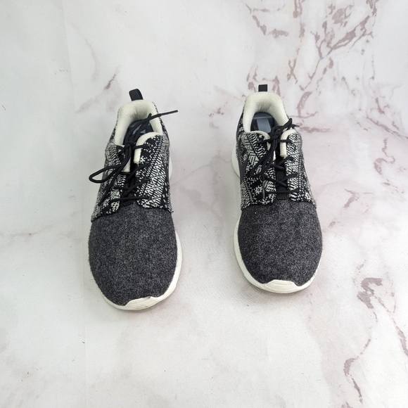 Nike Roshe Run Women 10 Gray Black Tribal Shoe Sneaker Felted Wool 685286-001 - Picture 3 of 12